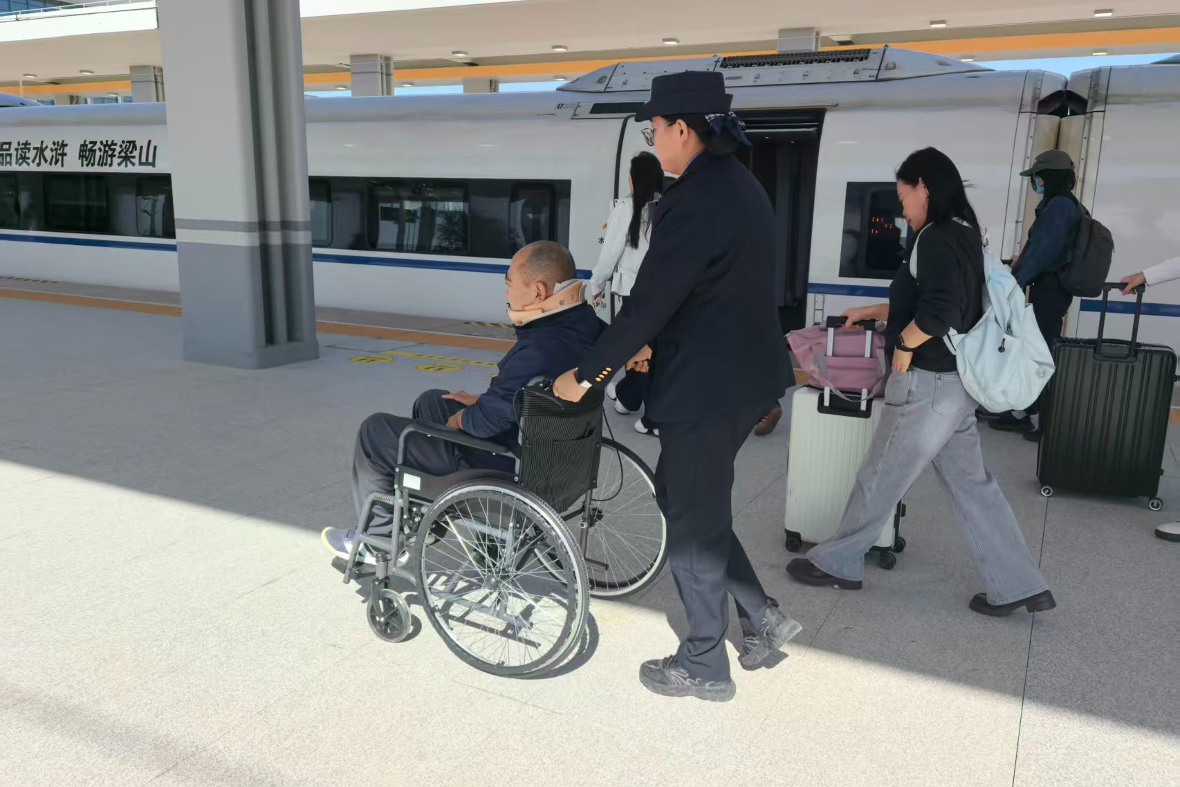衡水南站客运员张潇：“把旅客的事当自己的事干好”